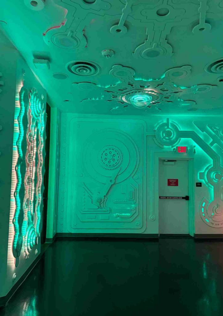Salle futuriste turquoise dans l’univers caché de Omega Mart
