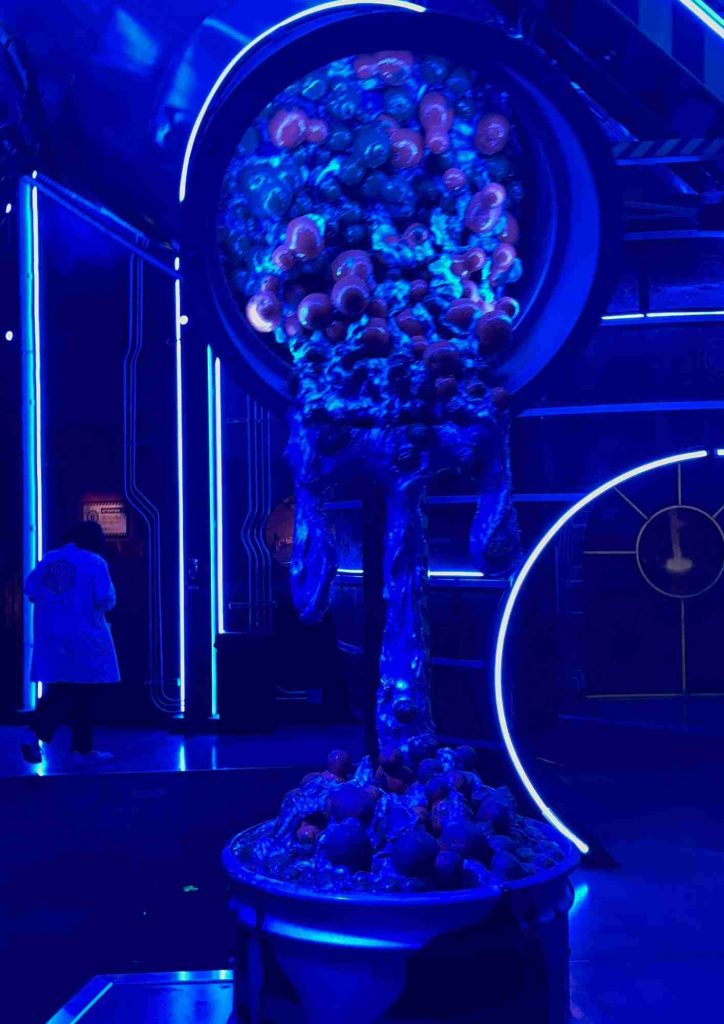 Installation bleue lumineuse et organique dans un espace immersif de Omega Mart