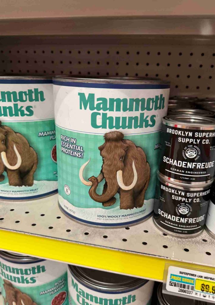 Boîtes Mammoth Chunks en rayon dans la fausse supérette de Omega Mart