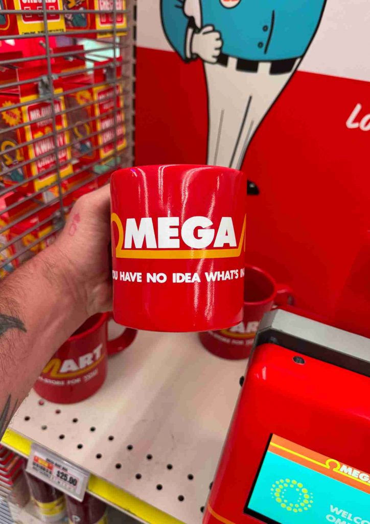 Mug rouge Omega Mart présenté dans la boutique de souvenirs