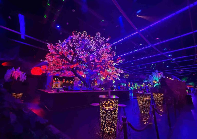vue intérieure d’AREA15 Las Vegas avec arbre lumineux et ambiance immersive