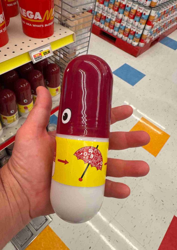 Objet en forme de gélule vendu dans la boutique Omega Mart