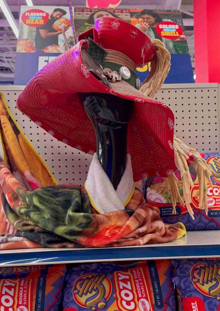 Mannequin avec chapeau fantaisie posé sur un rayon de Omega Mart