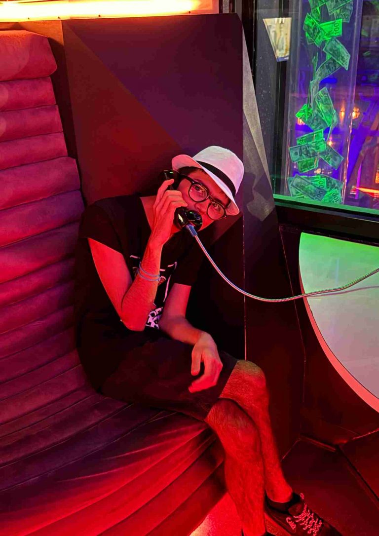 Visiteur au téléphone dans une cabine immersive à Omega Mart