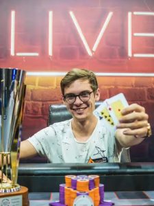 Fedor Holz après une victoire en tournoi high roller