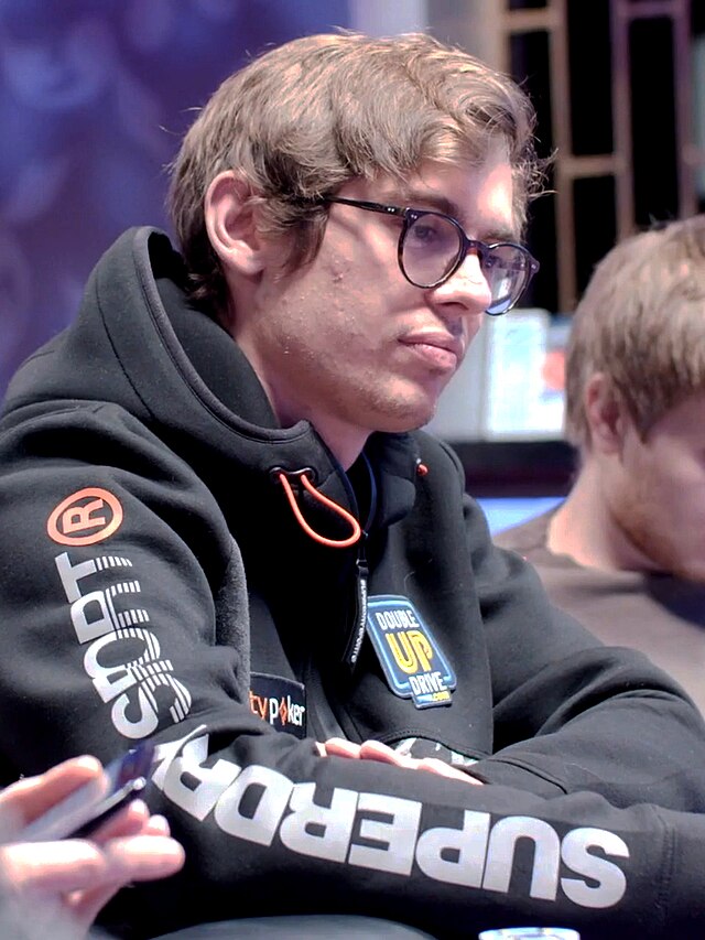 Fedor Holz assis à une table de poker high roller en 2018