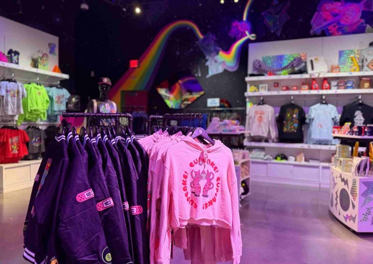 boutique AREA15 Las Vegas avec vêtements et produits colorés