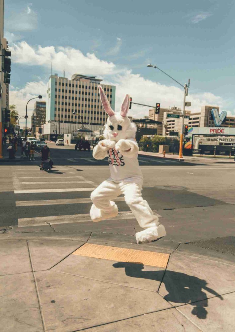 lapin de Pâques sautant dans une rue de Las Vegas