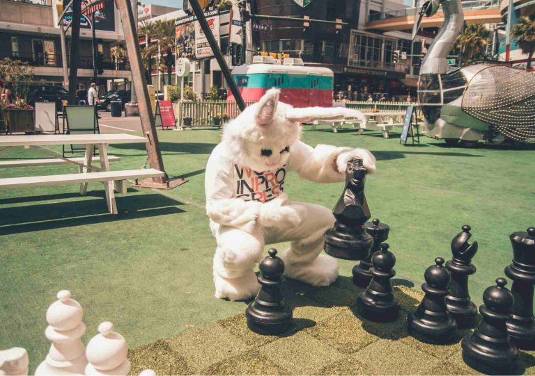 lapin de Pâques jouant aux échecs géants dans un espace extérieur à Las Vegas