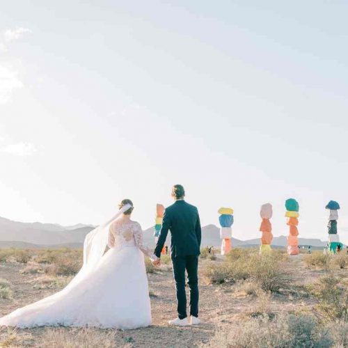 ouple marchant vers les Seven Magic Mountains après leur mariage — Pretty Day