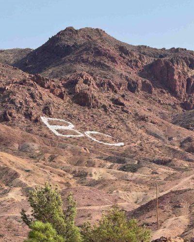 Flanc de colline rocailleuse portant les lettres blanches « BC ».