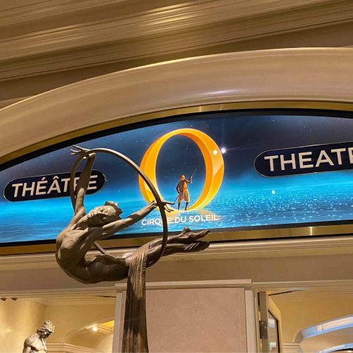 Théâtre O – Cirque du Soleil au Bellagio Las Vegas Entrée du théâtre “O” du Cirque du Soleil au Bellagio Las Vegas avec sculpture artistique