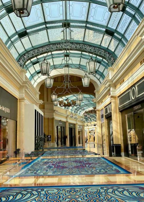 Via Bellagio – Galerie de boutiques de luxe Allée de la galerie Via Bellagio avec vitrines de luxe sous verrière