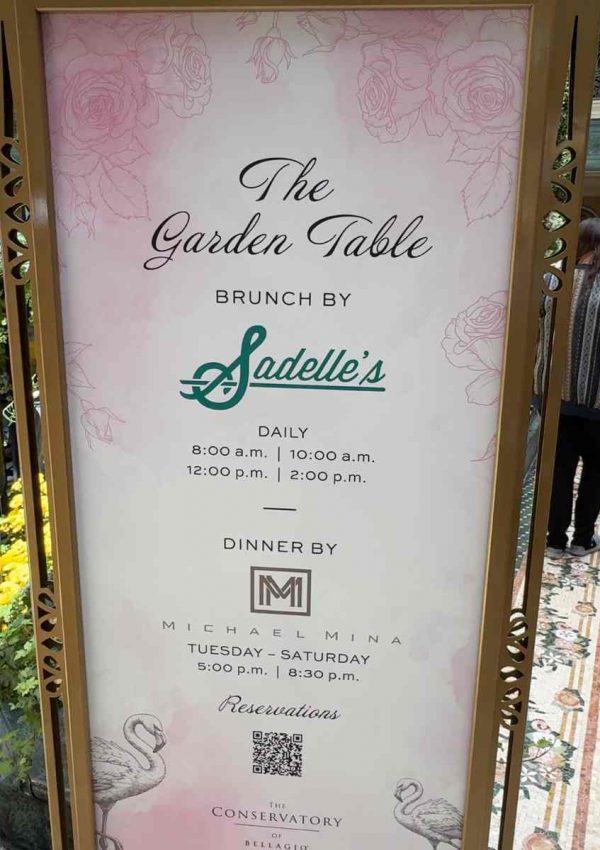 Panneau The Garden Table pour le brunch Sadelle’s au Conservatory du Bellagio The Garden Table – Brunch Sadelle’s au Bellagio