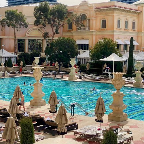 Piscine du Bellagio Las Vegas Piscine extérieure du Bellagio à Las Vegas entourée de transats et cabanas