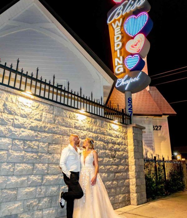 Mariage à la Bliss Wedding Chapel sur le Strip de Las Vegas de nuit — Pretty Day