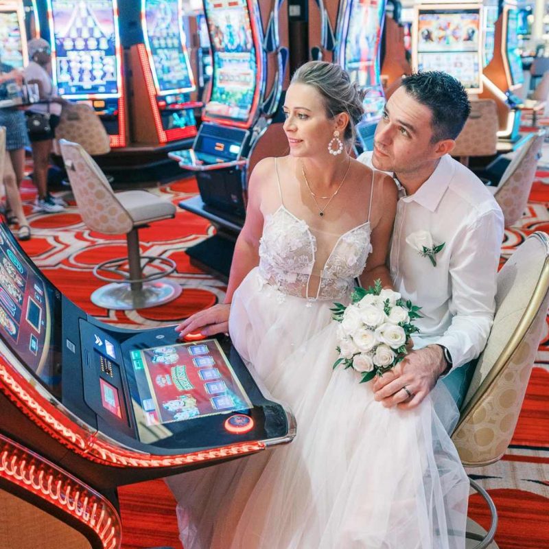 Couple de mariés posant dans un casino de Las Vegas.