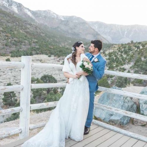 Couple de mariés dans un décor de montagne, sur un ponton