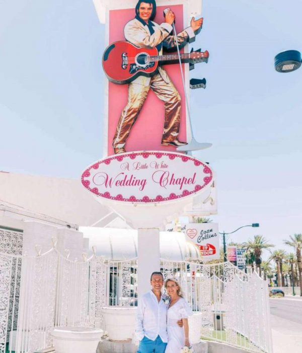 Mariés devant la célèbre enseigne rose d’Elvis