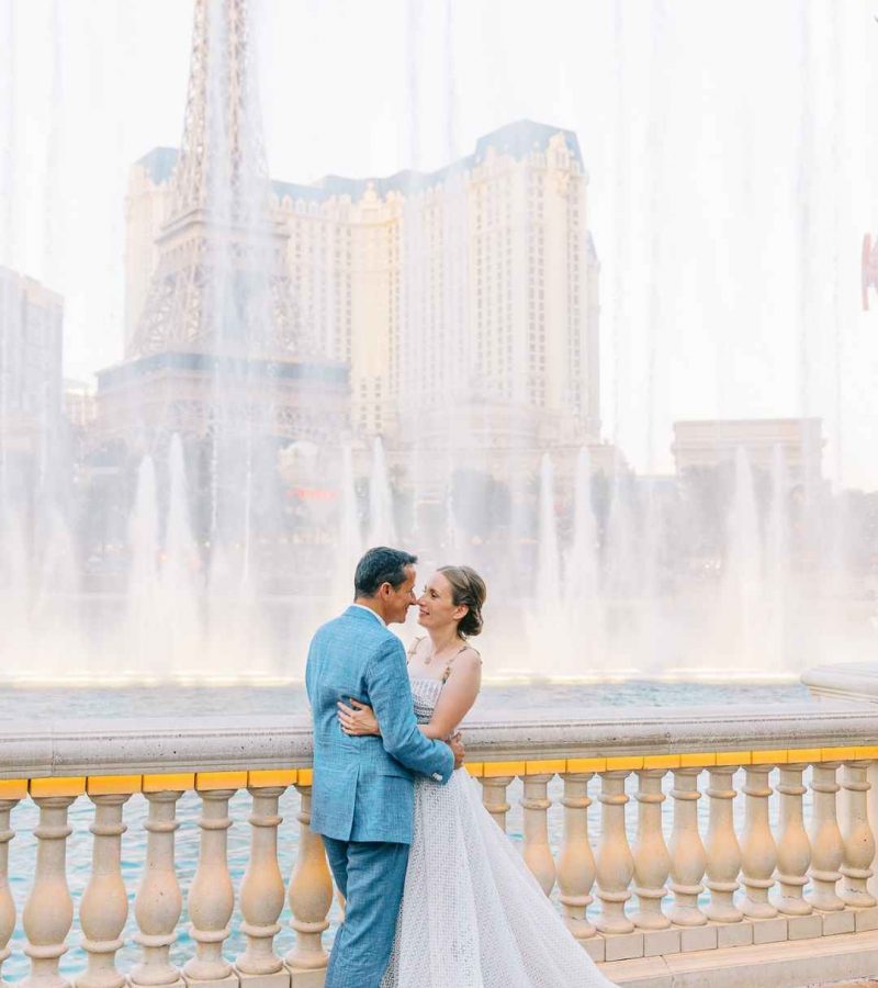 Couple posant devant les fontaines du Bellagio à Las Vegas