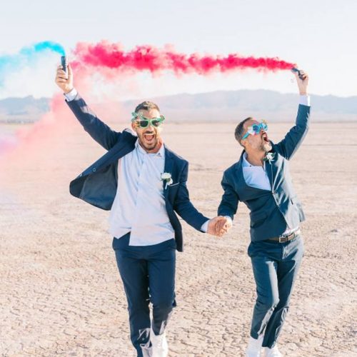 Couple célébrant leur mariage dans le désert de Las Vegas avec fumigènes