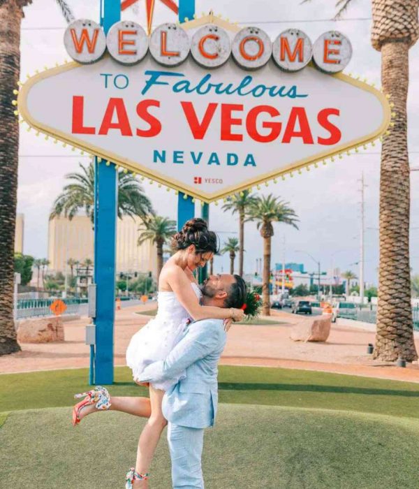 Couple de mariés posant devant le panneau Welcome to Fabulous Las Vegas